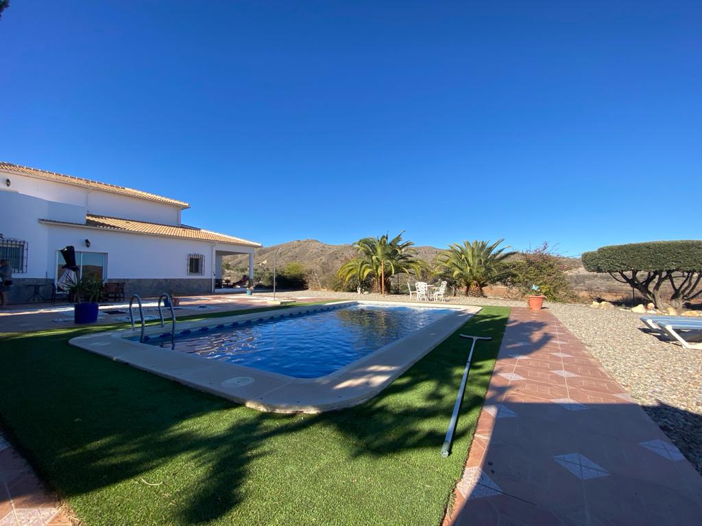 Gran villa de primera calidad con piscina y vistas.