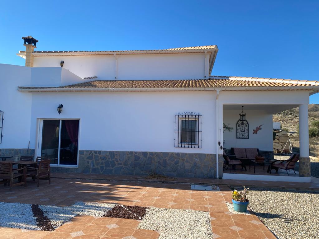 Gran villa de primera calidad con piscina y vistas.