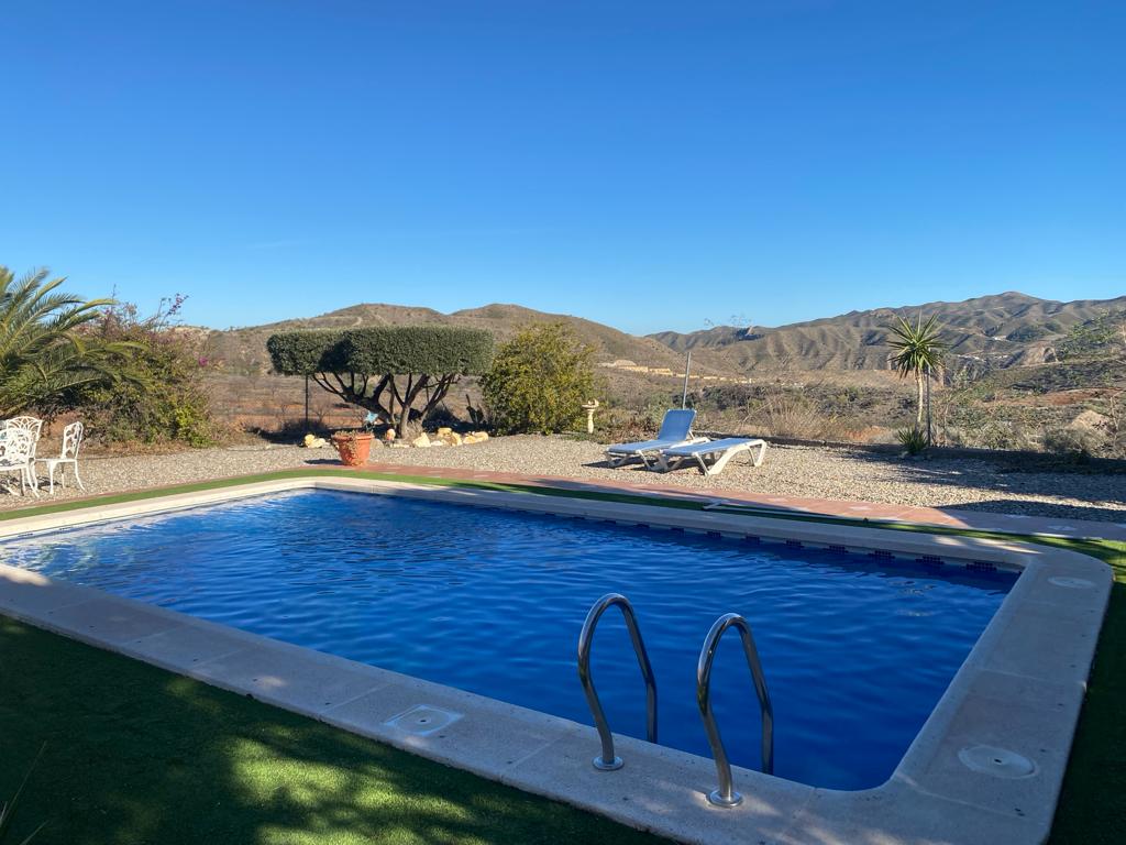 Gran villa de primera calidad con piscina y vistas.