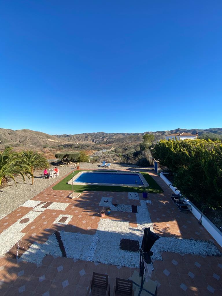 Gran villa de primera calidad con piscina y vistas.