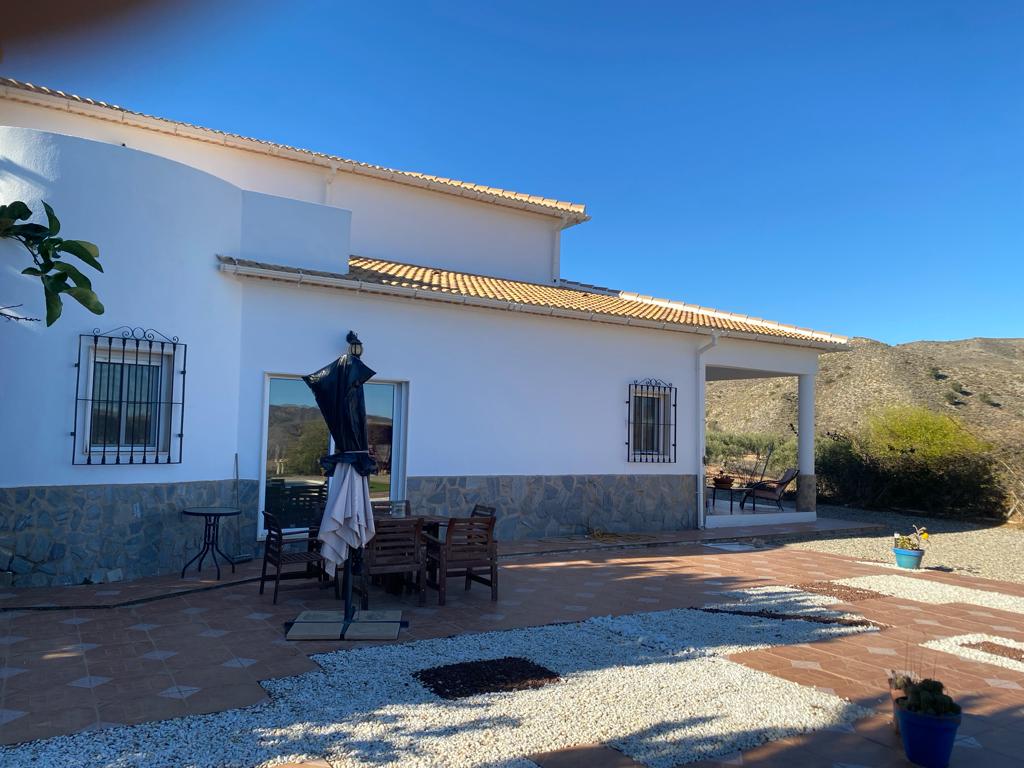 Gran villa de primera calidad con piscina y vistas.