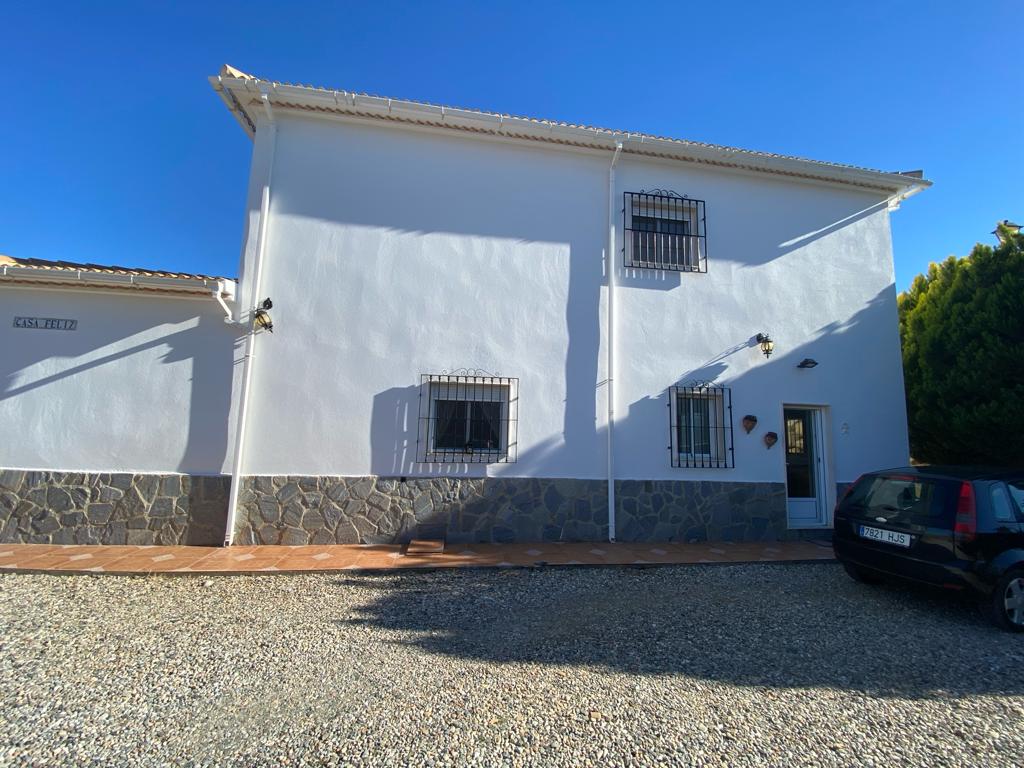 Gran villa de primera calidad con piscina y vistas.