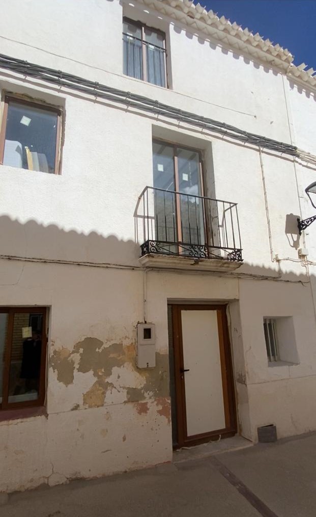 Stadthaus mit 3 Schlafzimmern und 2 Bädern im Herzen von Velez Blanco mit Dachterrasse