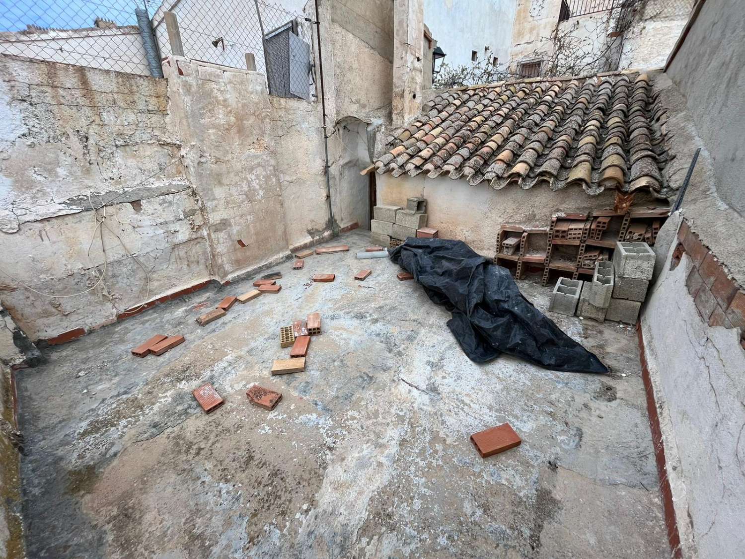 Une propriété bon marché avec un toit-terrasse dans le centre de Velez-Blanco