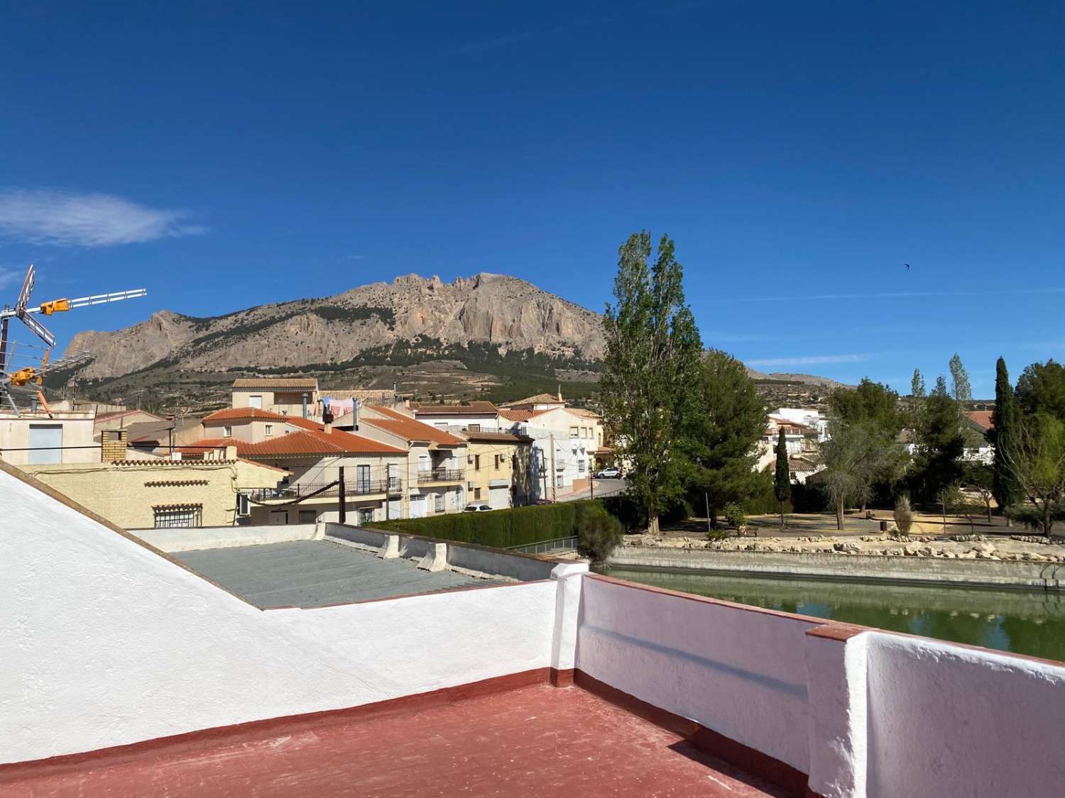 Magnifiquement et entièrement réformé appartement de 3 chambres au 1er étage à Velez Rubio avec des vues spectaculaires depuis le toit-terrasse.