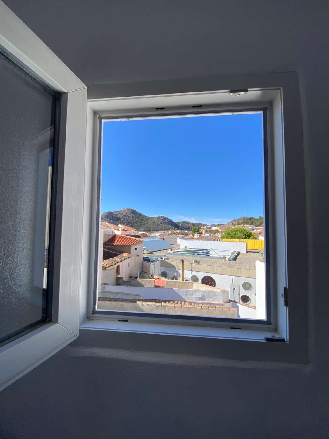 Precioso y completamente reformado apartamento de 3 dormitorios en el primer piso en Vélez Rubio con espectaculares vistas desde la azotea.