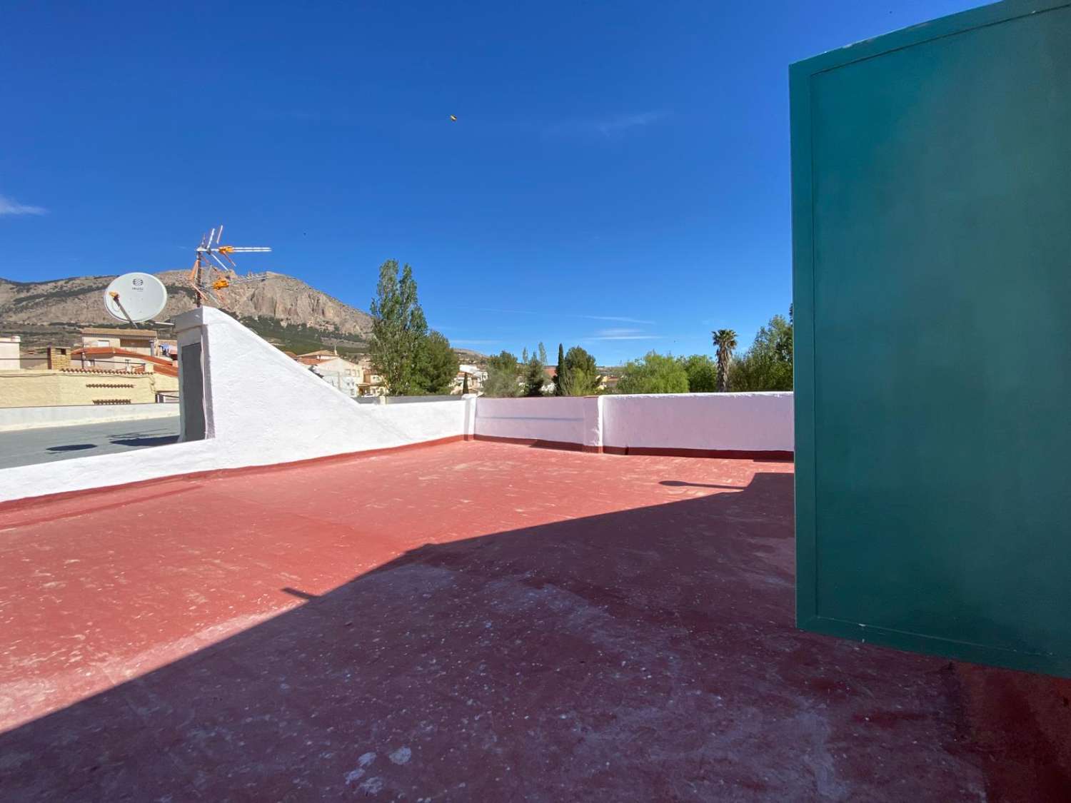 Magnifiquement et entièrement réformé appartement de 3 chambres au 1er étage à Velez Rubio avec des vues spectaculaires depuis le toit-terrasse.