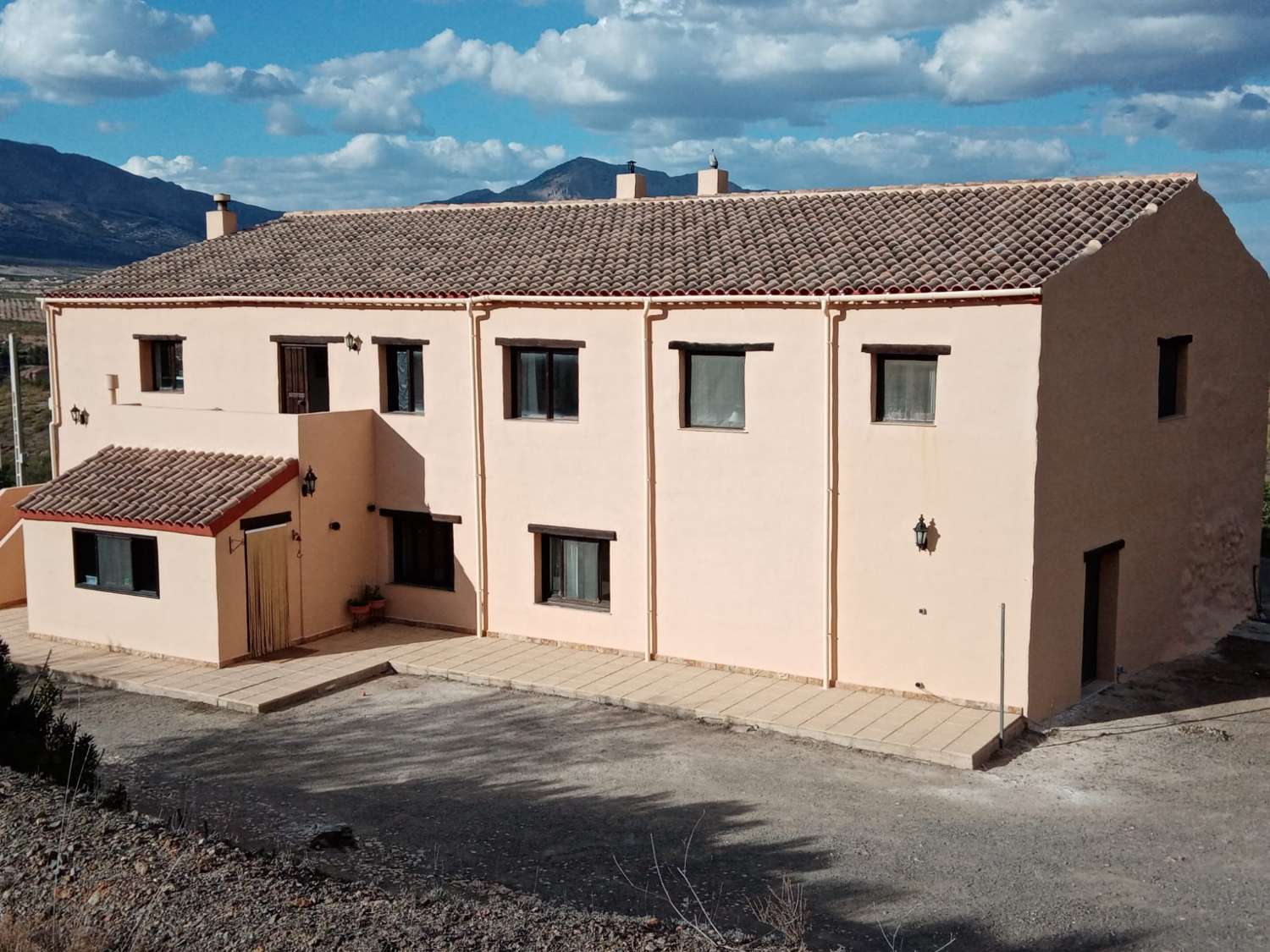 Large and beautifully renovated farmhouse with separate apartment and land near Velez-Rubio