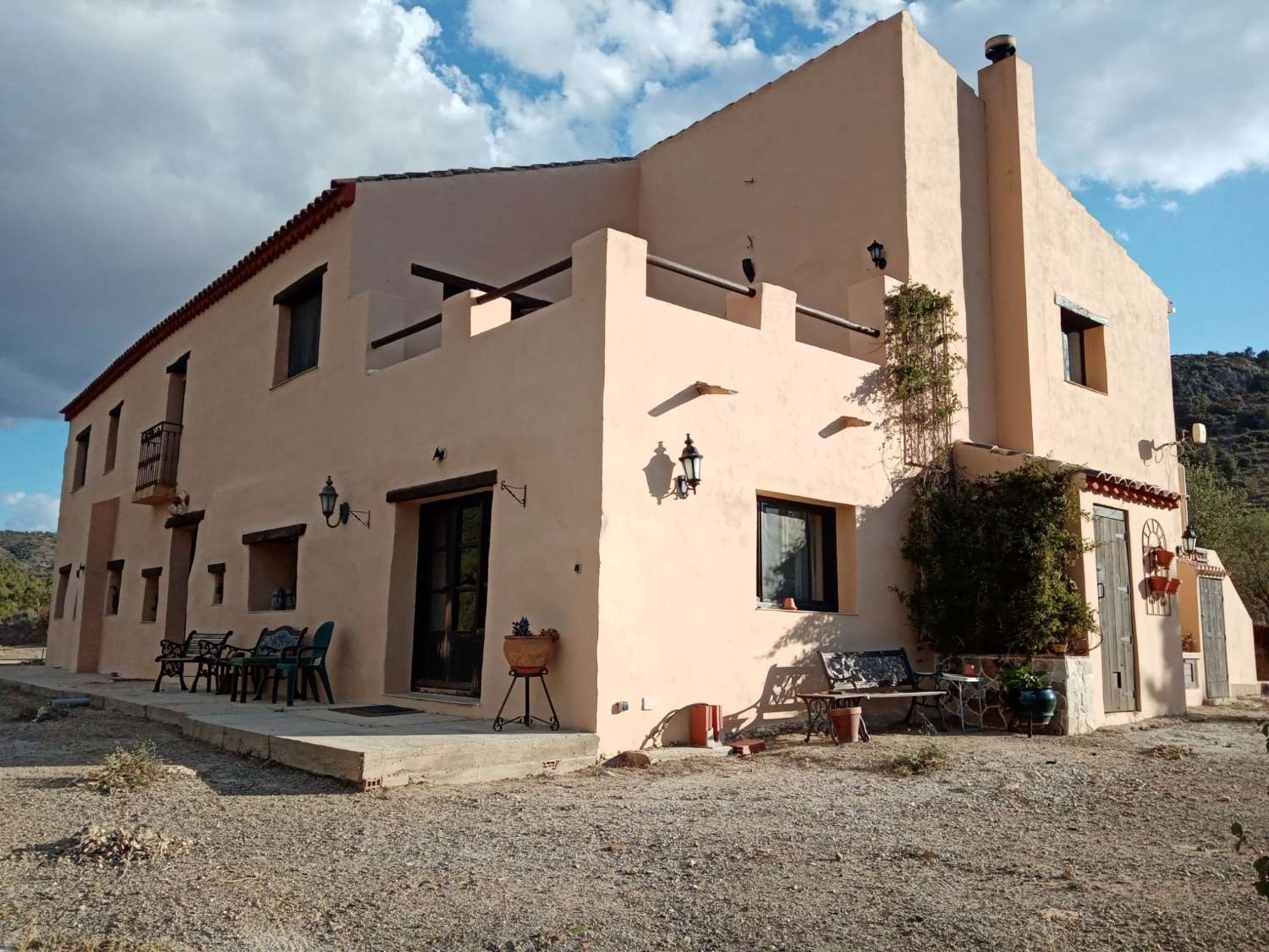 Large and beautifully renovated farmhouse with separate apartment and land near Velez-Rubio
