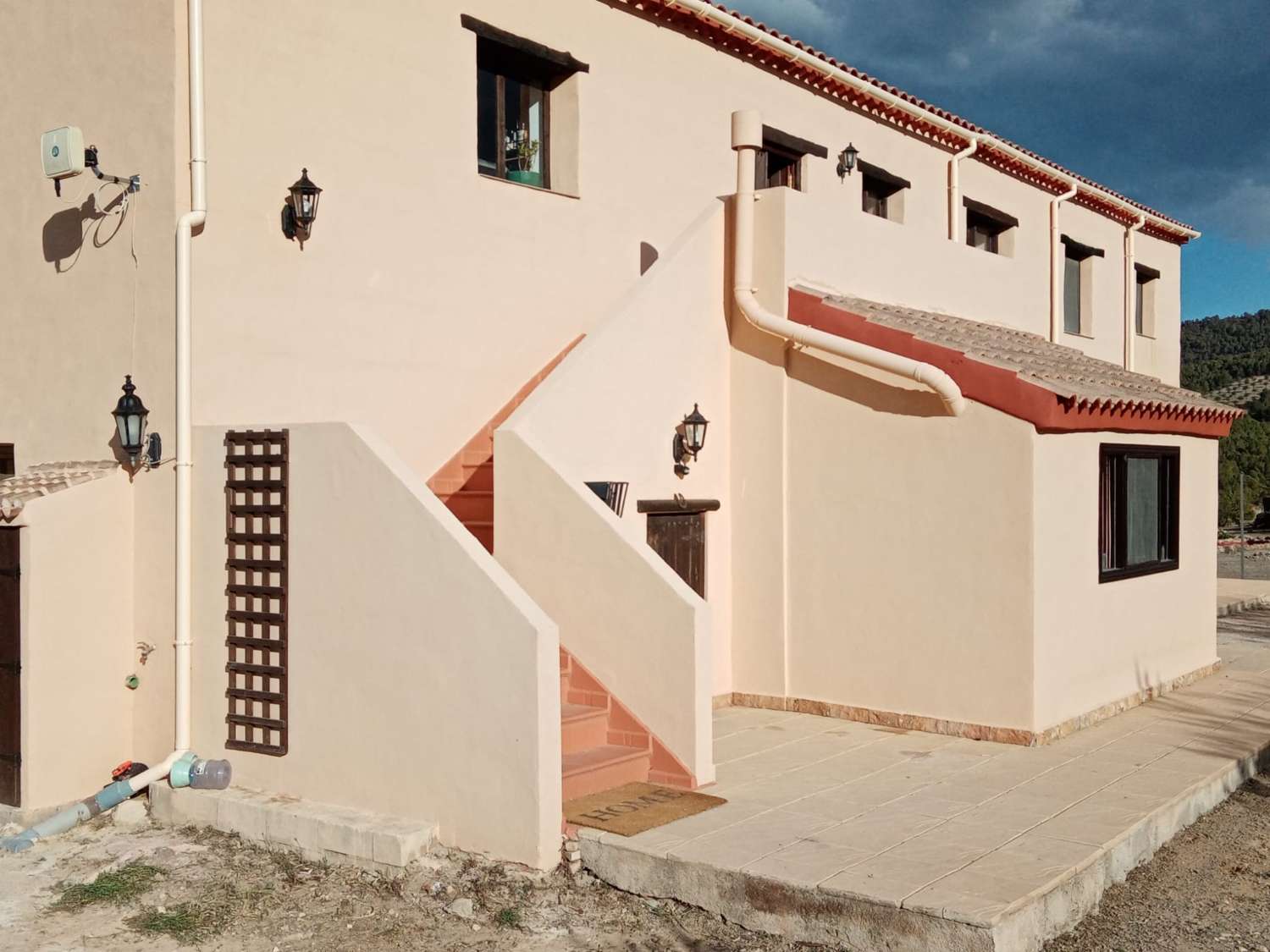 Large and beautifully renovated farmhouse with separate apartment and land near Velez-Rubio