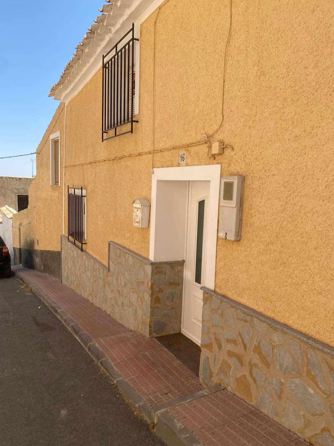 Encantadora casa adosada de 3 dormitorios y 2 baños con patio exterior en Maria