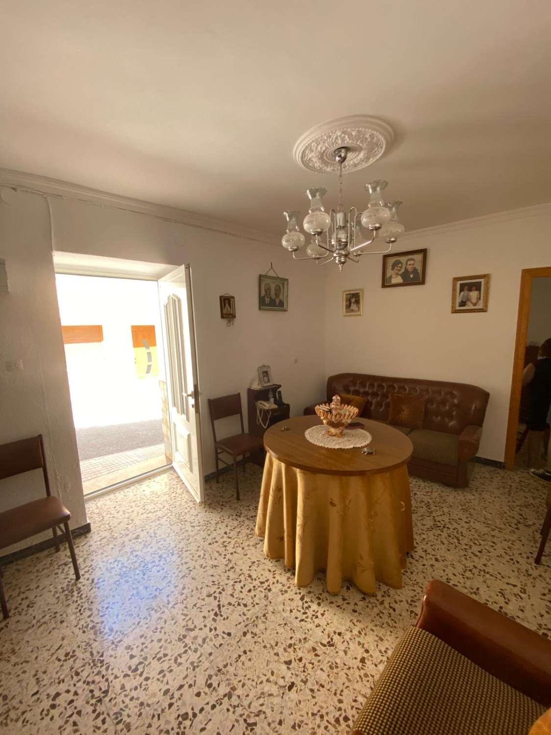 Encantadora casa adosada de 3 dormitorios y 2 baños con patio exterior en Maria