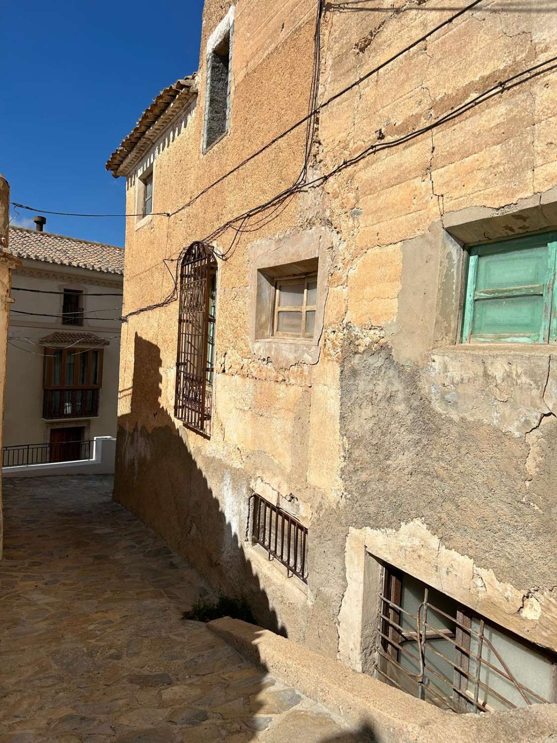 Large town house near Oria church square for reform