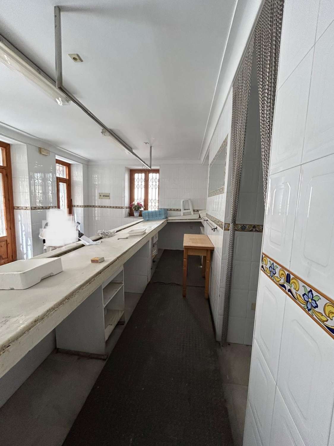 Casa grande con antigua pescadería en planta baja en Vélez-Rubio