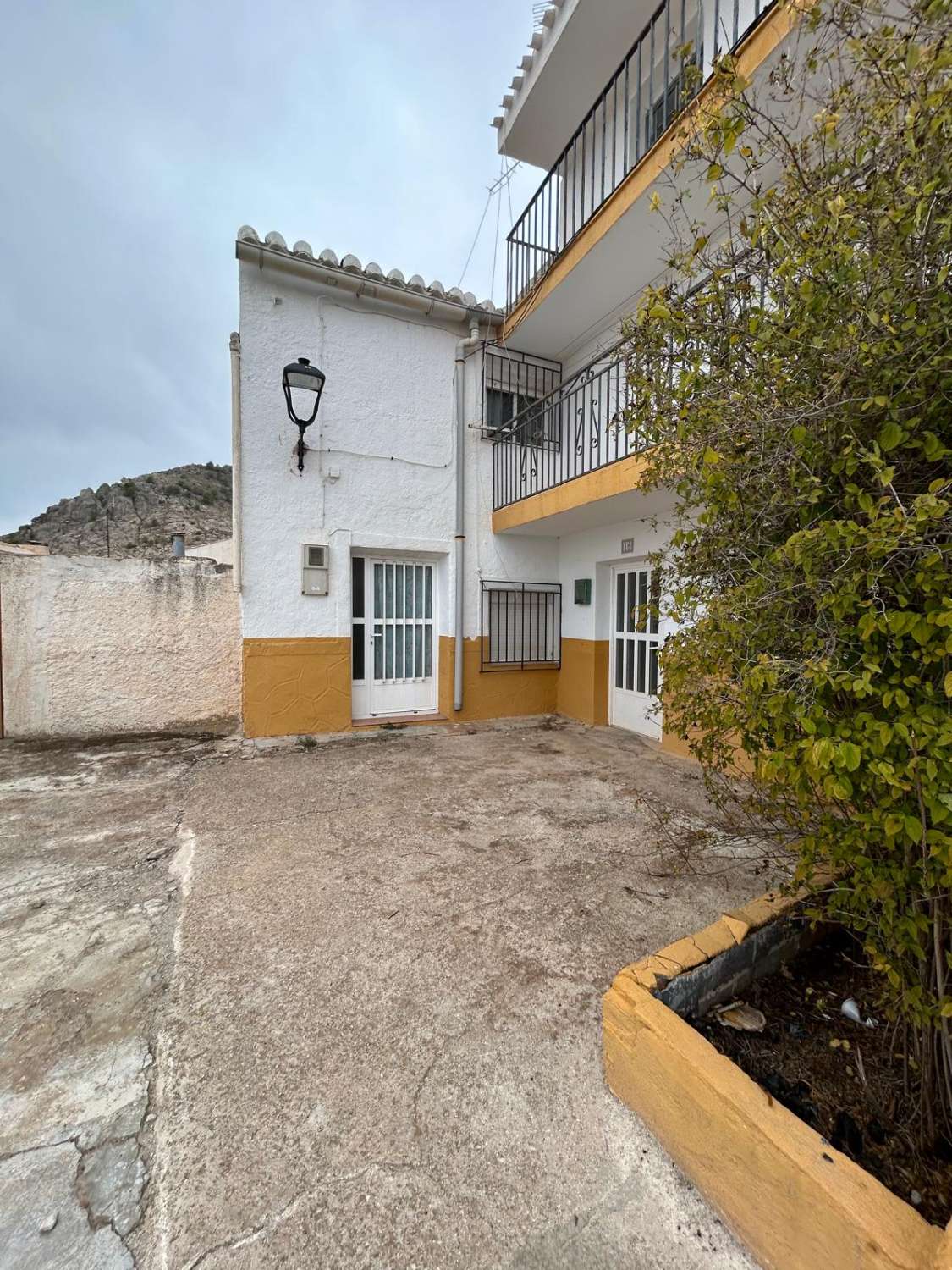 3-story semi-detached house next to the Vélez-Blanco castle