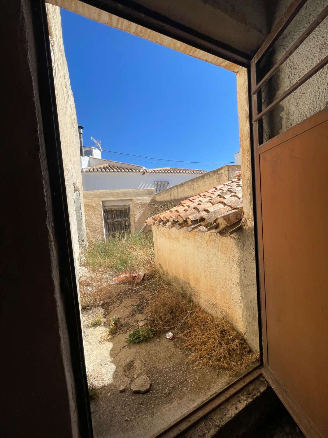 Hermosa casa de 5 habitaciones en el corazón de Vélez Blanco con espacio exterior.