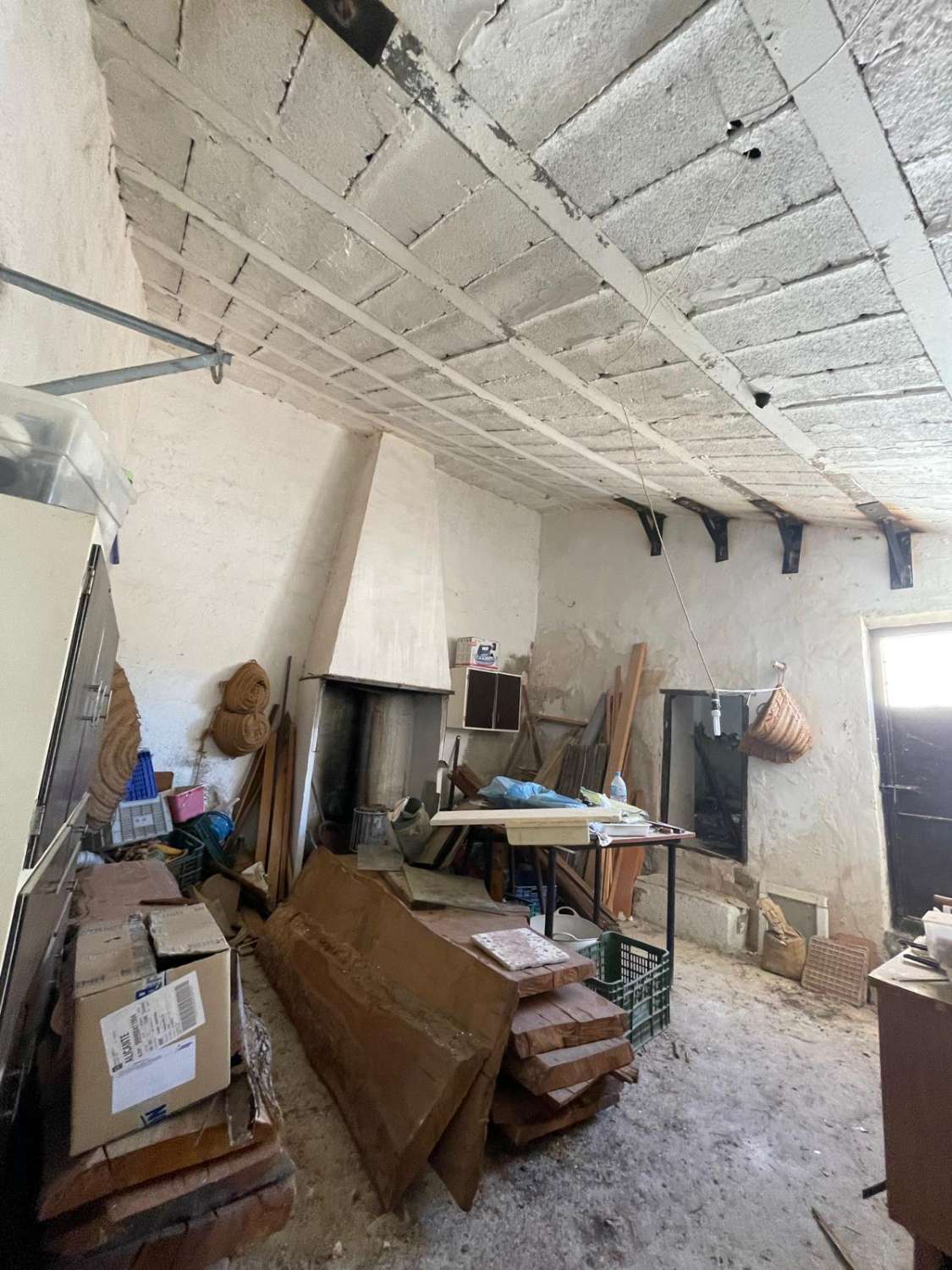 Hermosa casa de 5 habitaciones en el corazón de Vélez Blanco con espacio exterior.