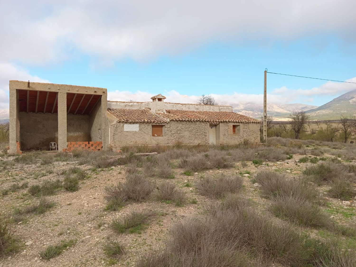 Finca con terreno de 3 hectáreas a 7km de Vélez Rubio