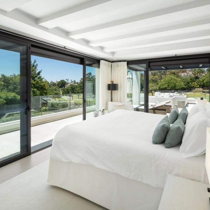 Stunning 5-bedroom, 5-bathroom villa with pool, bar, and gym in Malaga