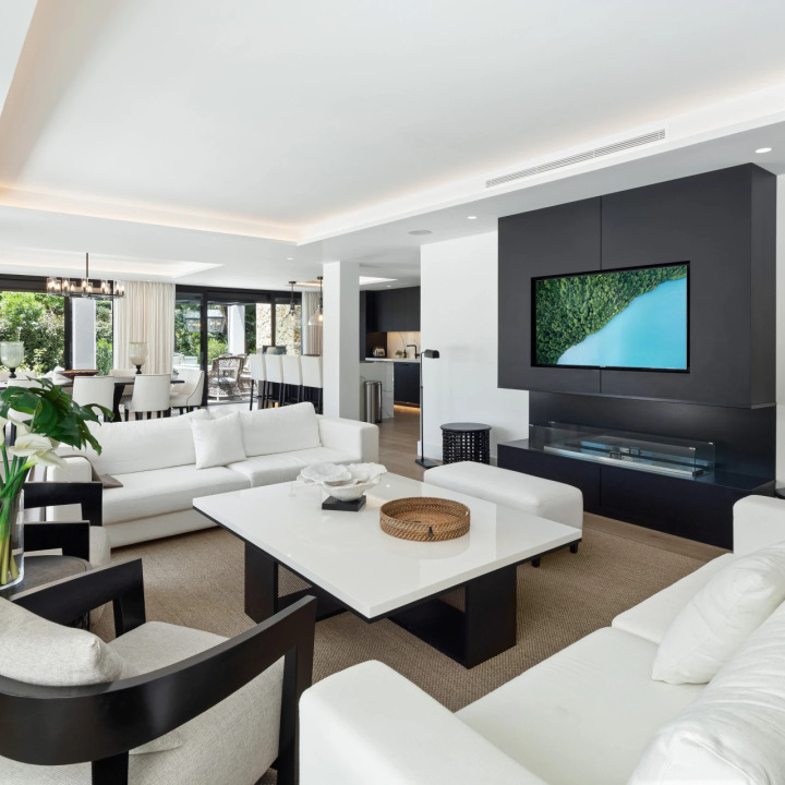 Stunning 5-bedroom, 5-bathroom villa with pool, bar, and gym in Malaga