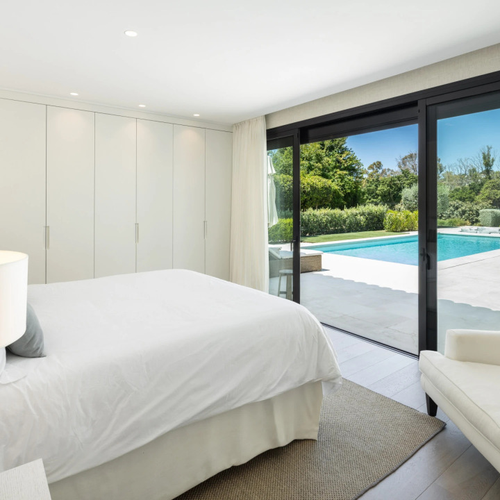 Stunning 5-bedroom, 5-bathroom villa with pool, bar, and gym in Malaga