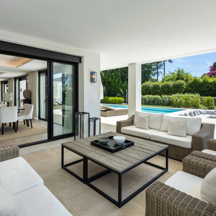 Stunning 5-bedroom, 5-bathroom villa with pool, bar, and gym in Malaga