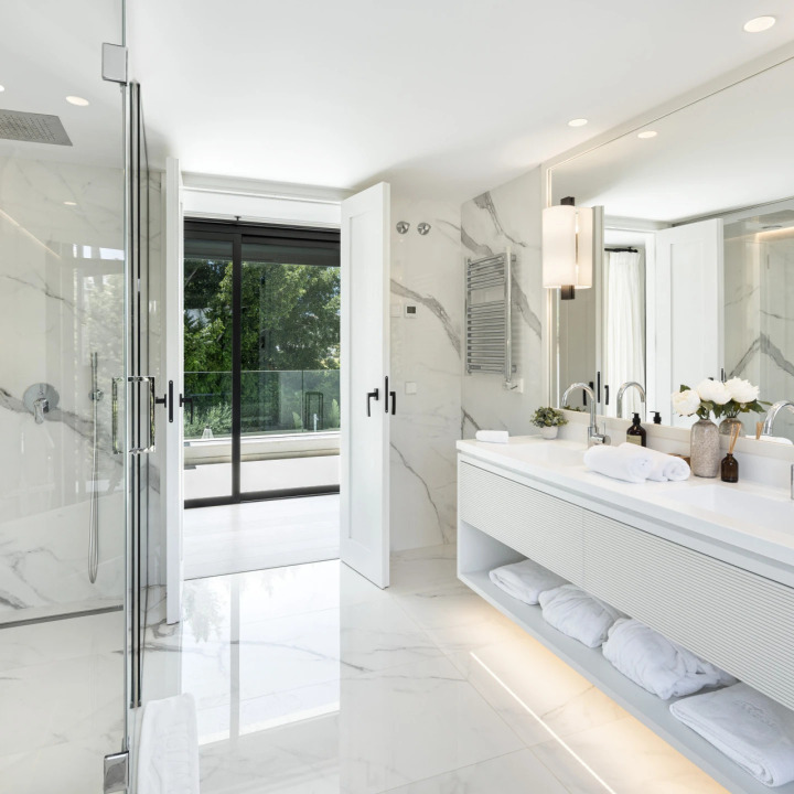 Stunning 5-bedroom, 5-bathroom villa with pool, bar, and gym in Malaga