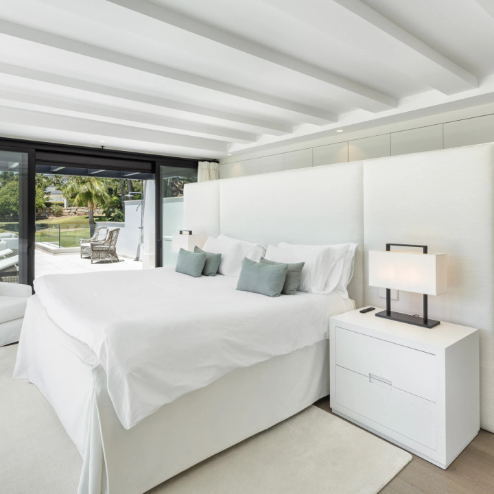 Stunning 5-bedroom, 5-bathroom villa with pool, bar, and gym in Malaga