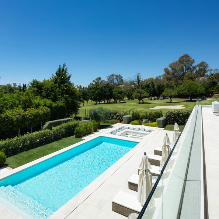 Stunning 5-bedroom, 5-bathroom villa with pool, bar, and gym in Malaga