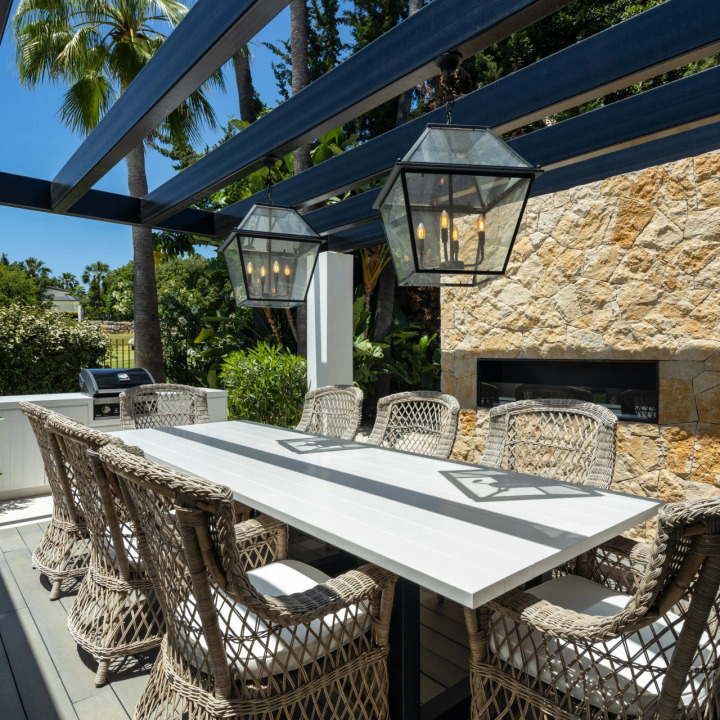 Stunning 5-bedroom, 5-bathroom villa with pool, bar, and gym in Malaga