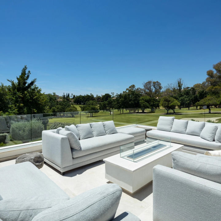 Stunning 5-bedroom, 5-bathroom villa with pool, bar, and gym in Malaga