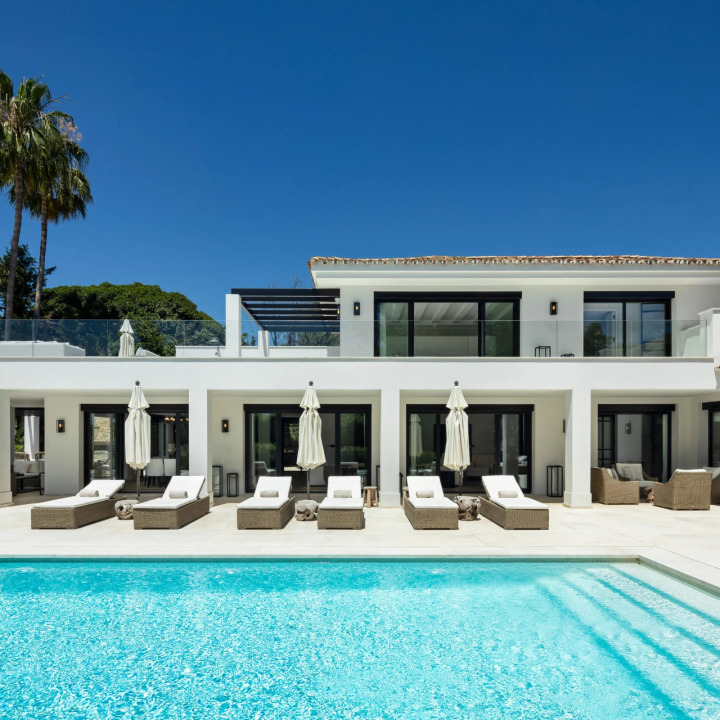 Stunning 5-bedroom, 5-bathroom villa with pool, bar, and gym in Malaga