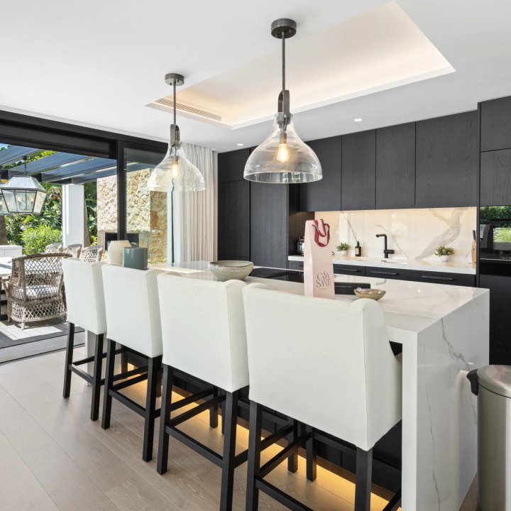 Stunning 5-bedroom, 5-bathroom villa with pool, bar, and gym in Malaga