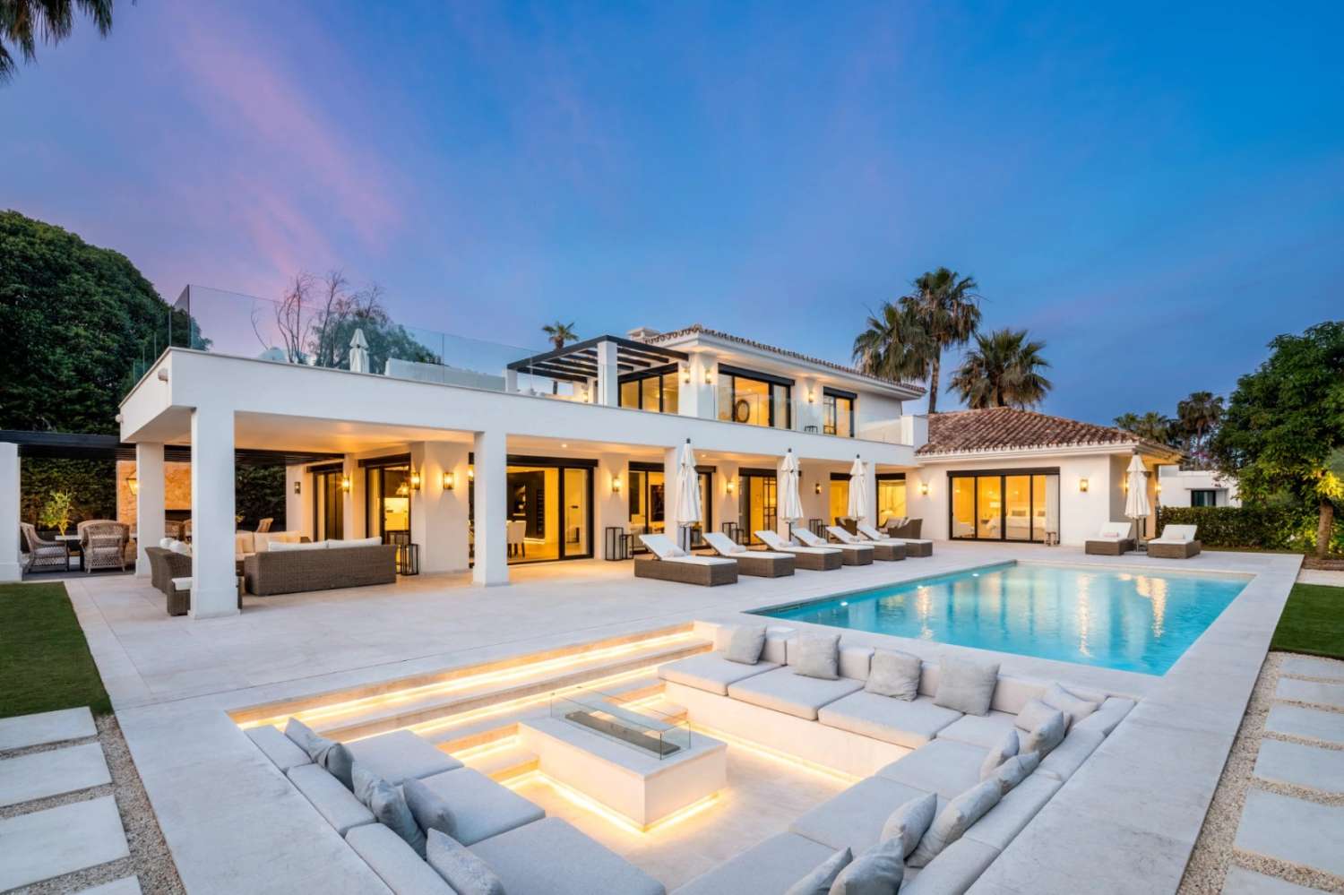 Stunning 5-bedroom, 5-bathroom villa with pool, bar, and gym in Malaga