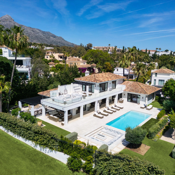 Stunning 5-bedroom, 5-bathroom villa with pool, bar, and gym in Malaga