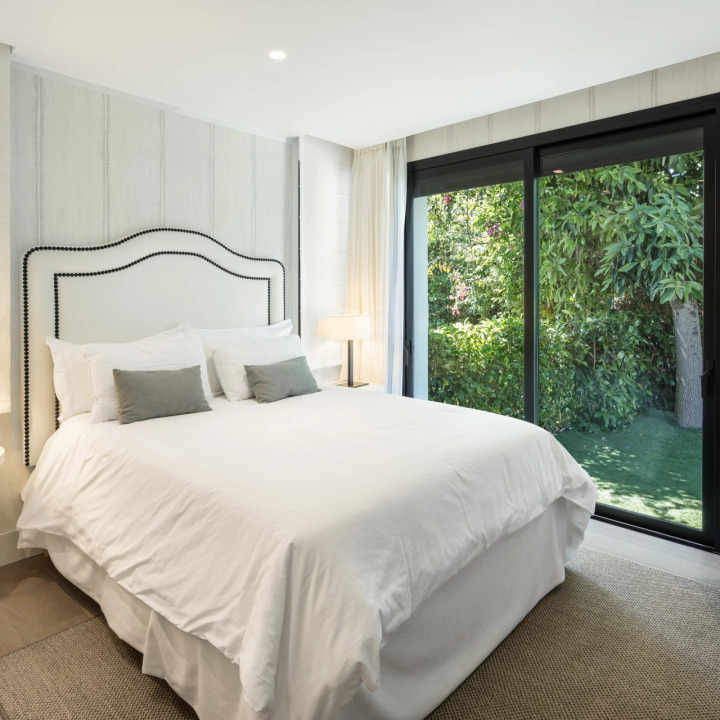 Stunning 5-bedroom, 5-bathroom villa with pool, bar, and gym in Malaga