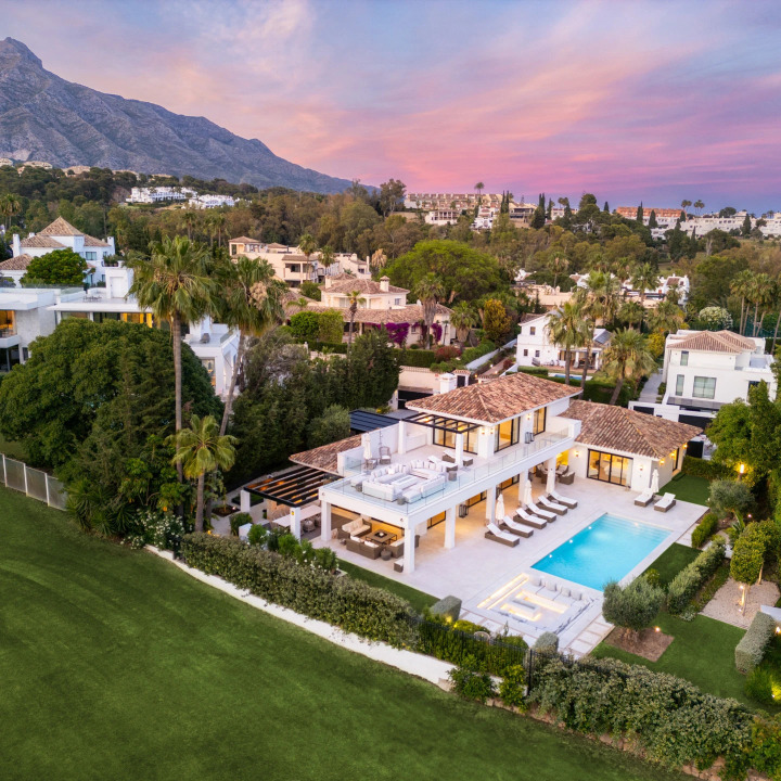 Stunning 5-bedroom, 5-bathroom villa with pool, bar, and gym in Malaga
