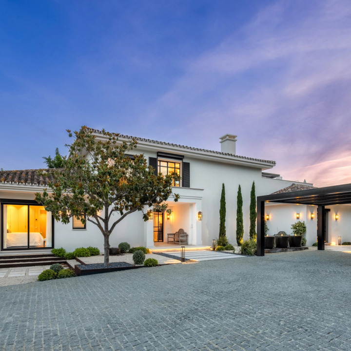 Stunning 5-bedroom, 5-bathroom villa with pool, bar, and gym in Malaga