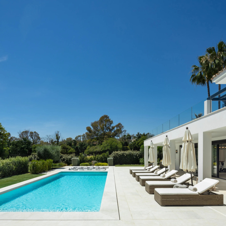 Stunning 5-bedroom, 5-bathroom villa with pool, bar, and gym in Malaga