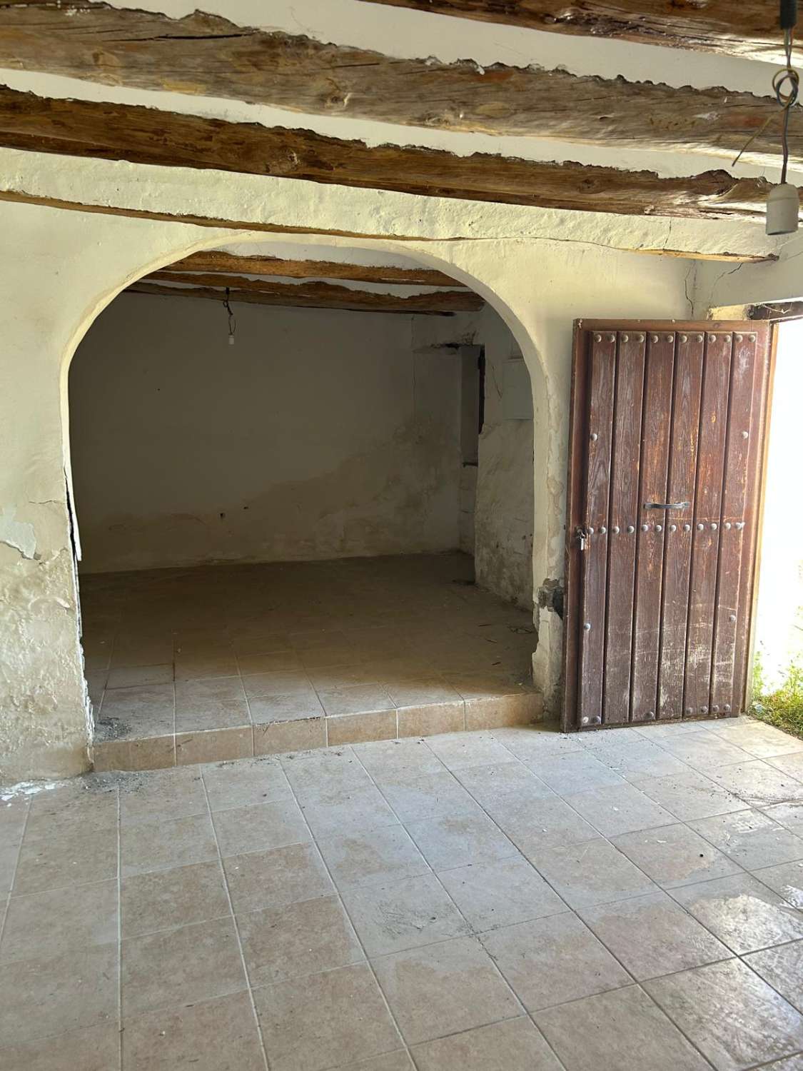 Large, partially renovated town house in Henares