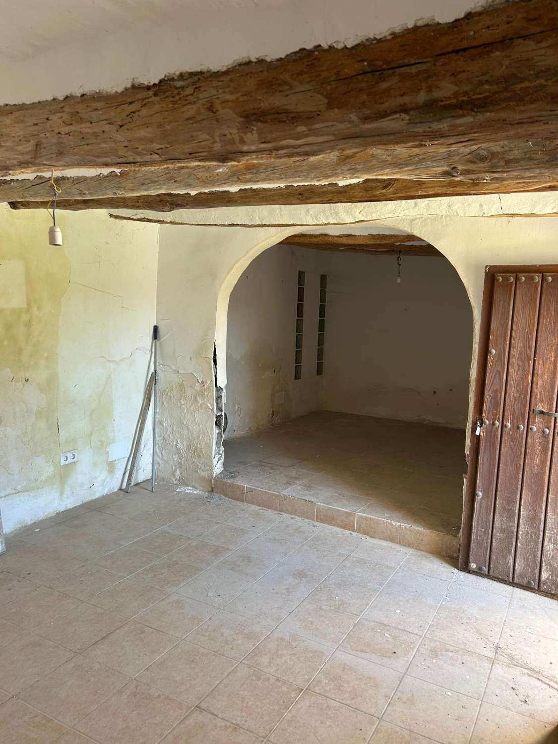 Large, partially renovated town house in Henares