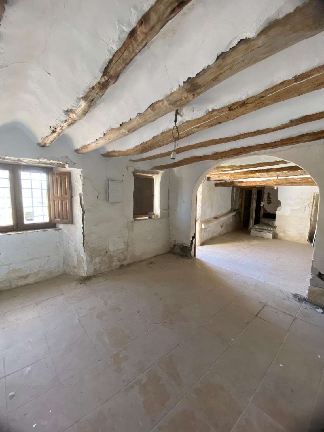 Large, partially renovated town house in Henares