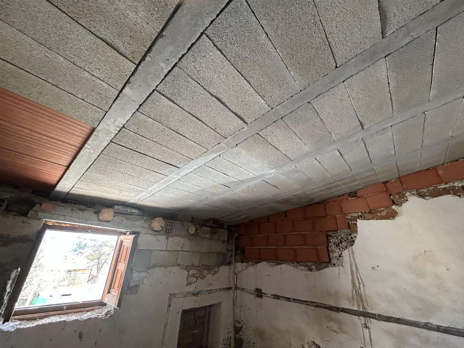 Large, partially renovated town house in Henares