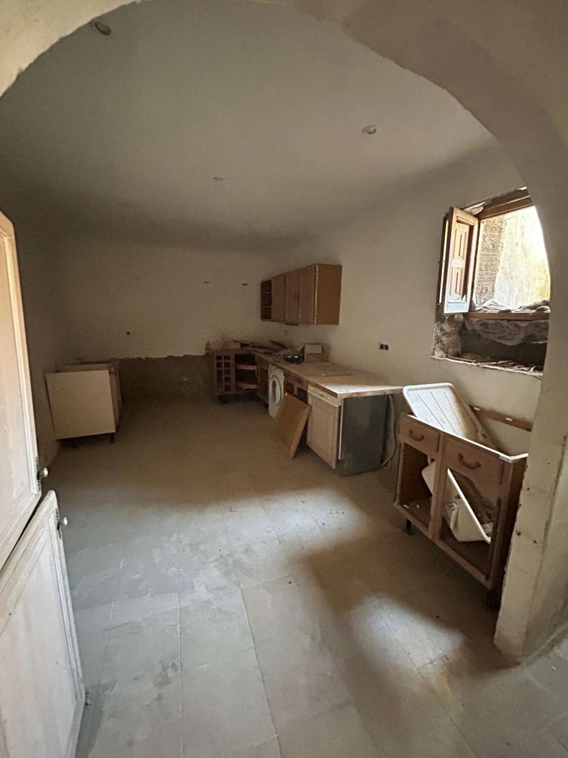 Large, partially renovated town house in Henares