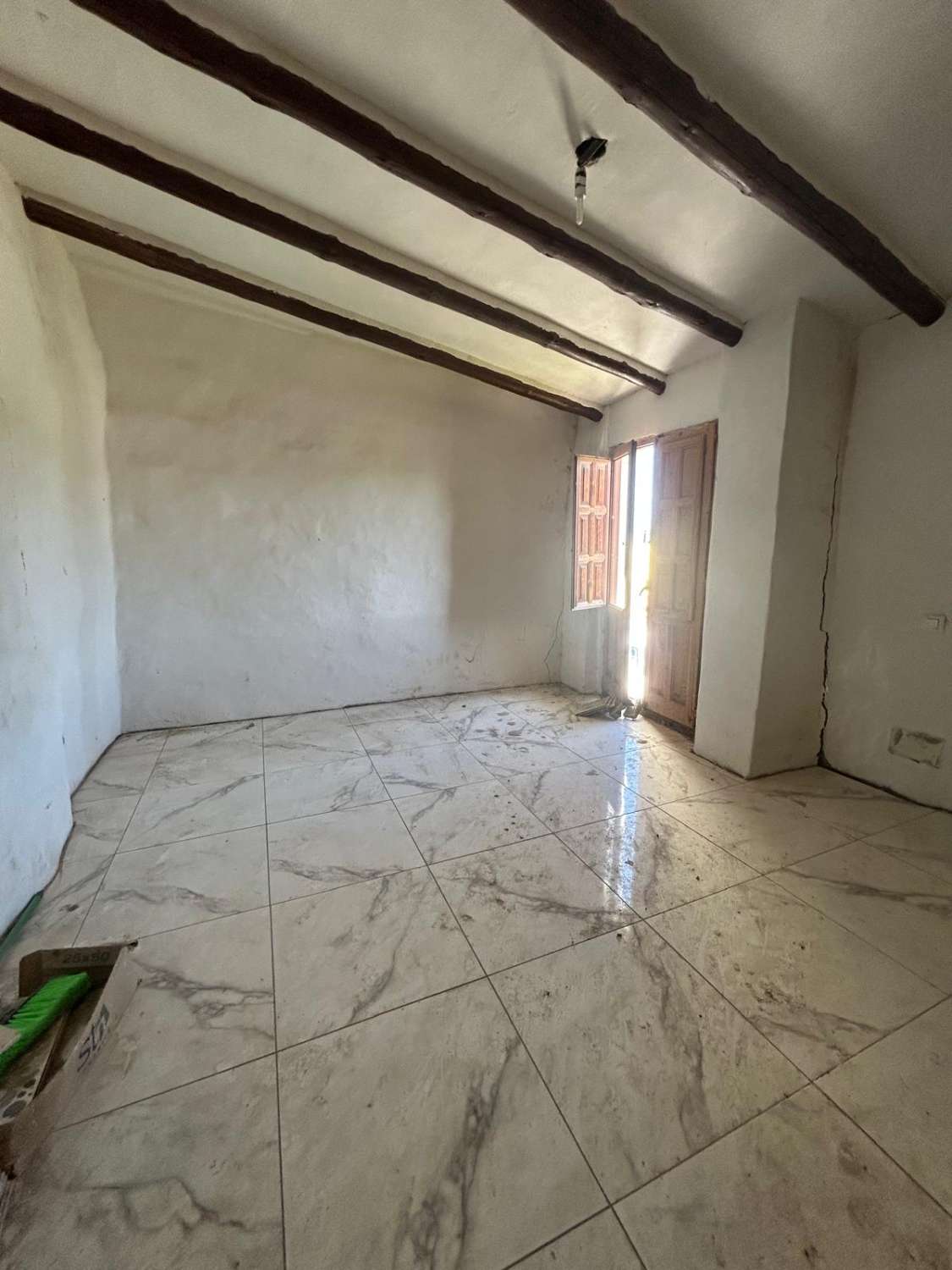 Large, partially renovated town house in Henares