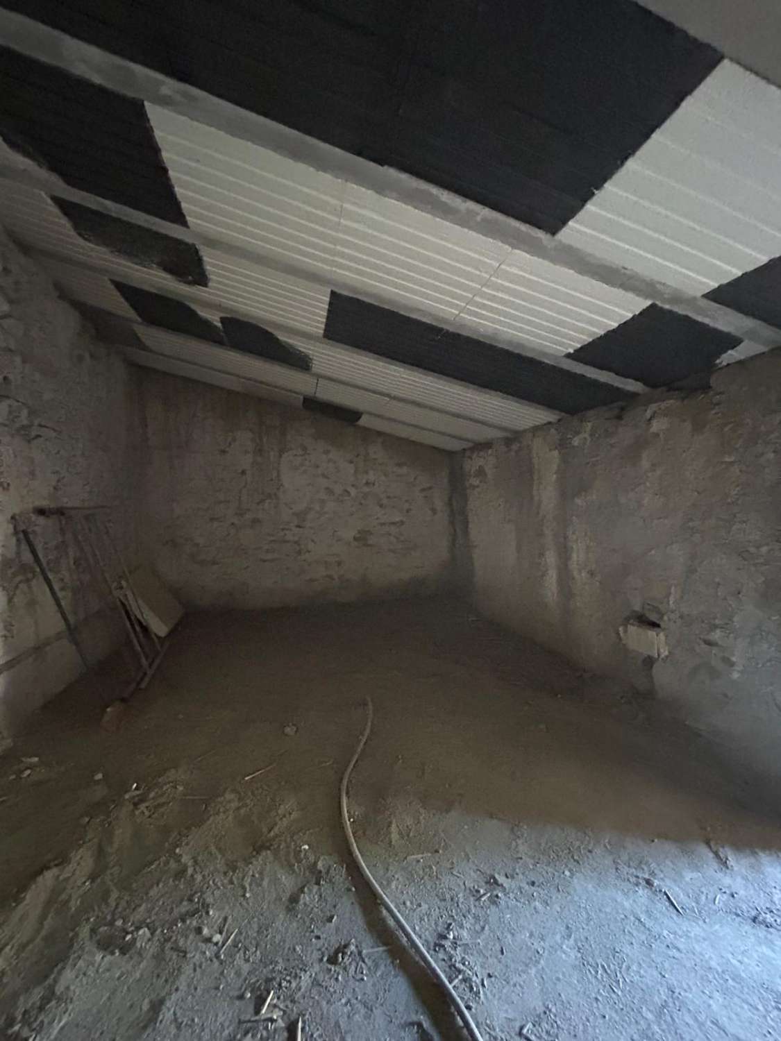 Large, partially renovated town house in Henares