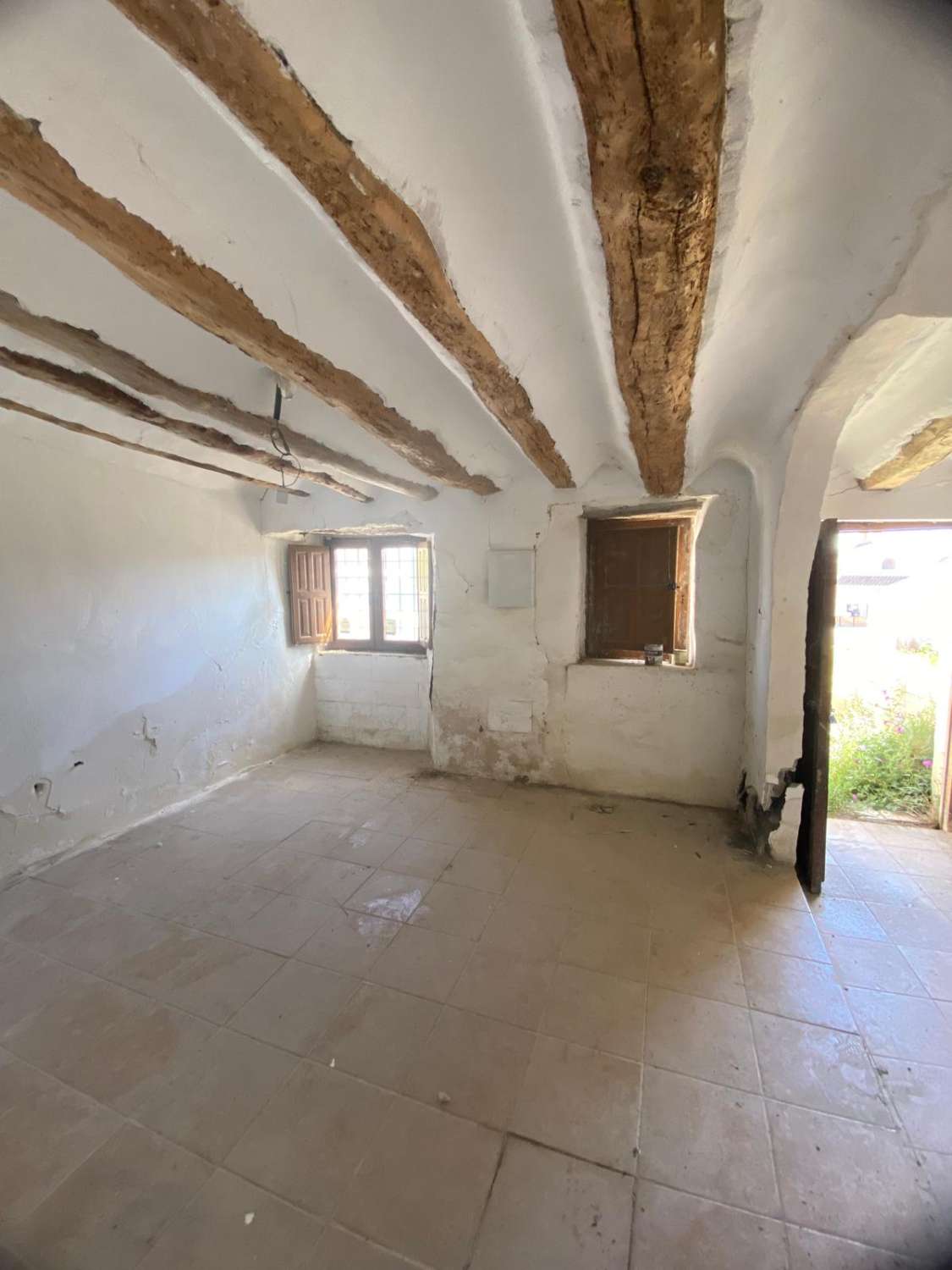 Large, partially renovated town house in Henares