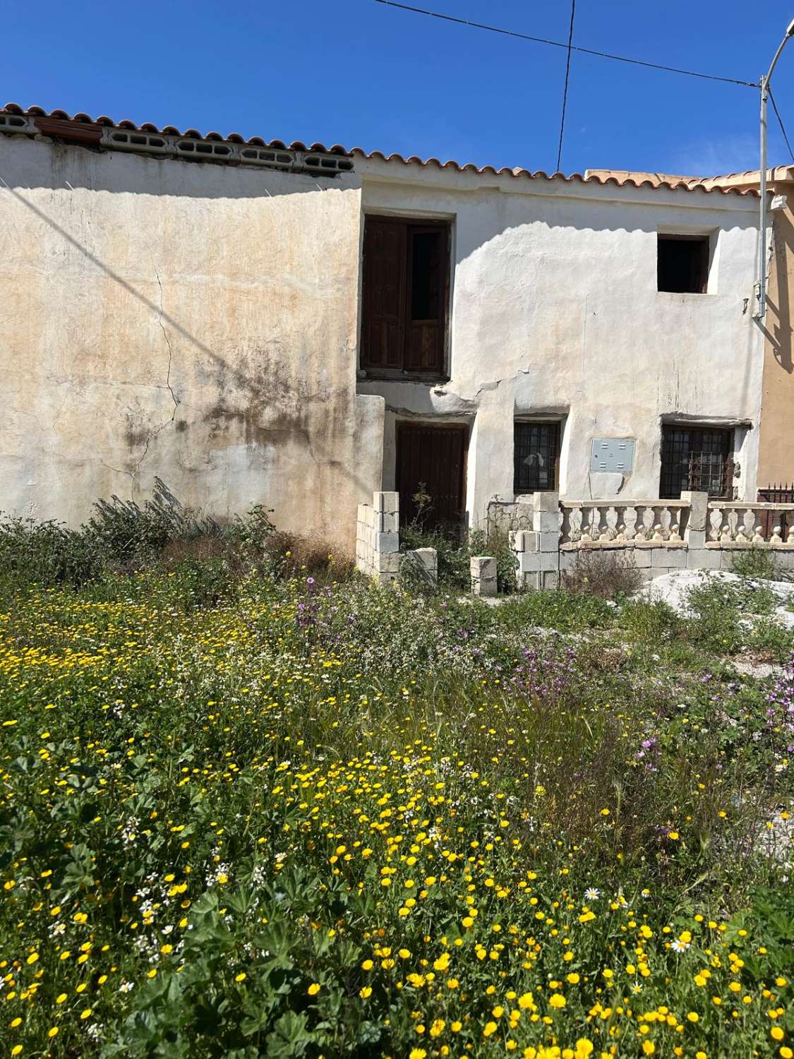 Large, partially renovated town house in Henares