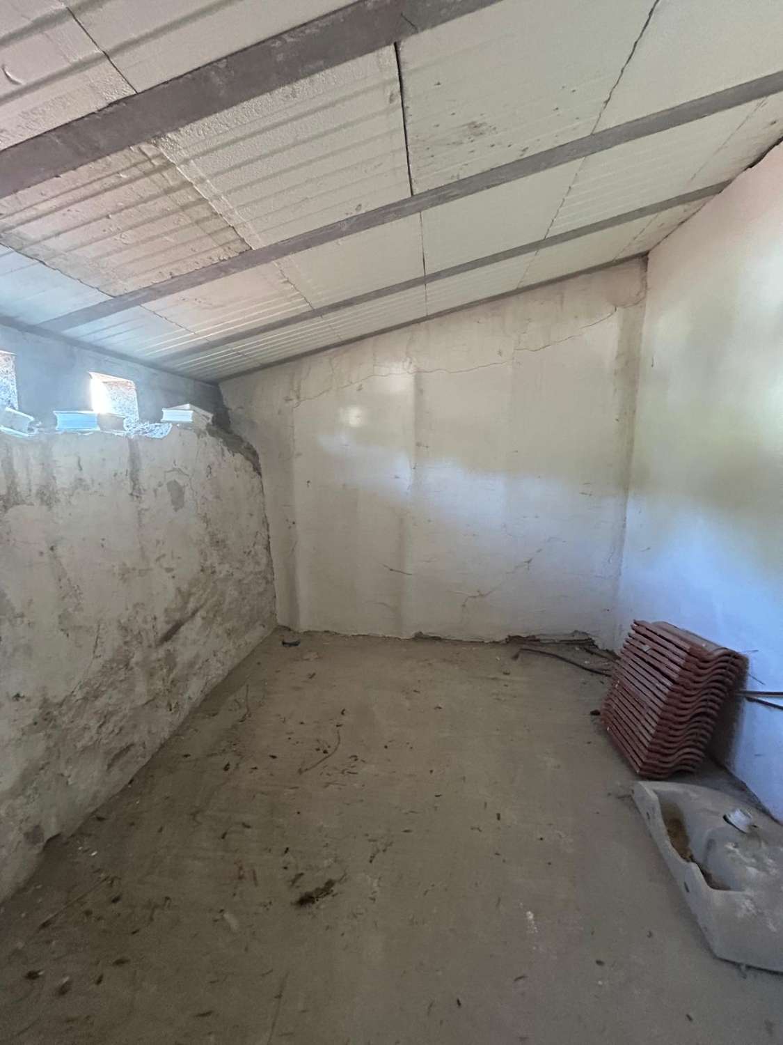Large, partially renovated town house in Henares