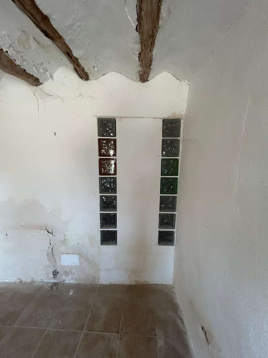 Large, partially renovated town house in Henares